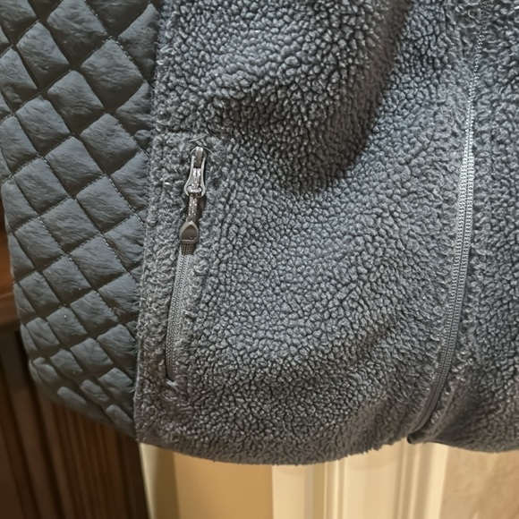 Women’s Vineyard Vines Gray Mixed Media Sherpa Vest Sz M $30 - Picture 2 of 7